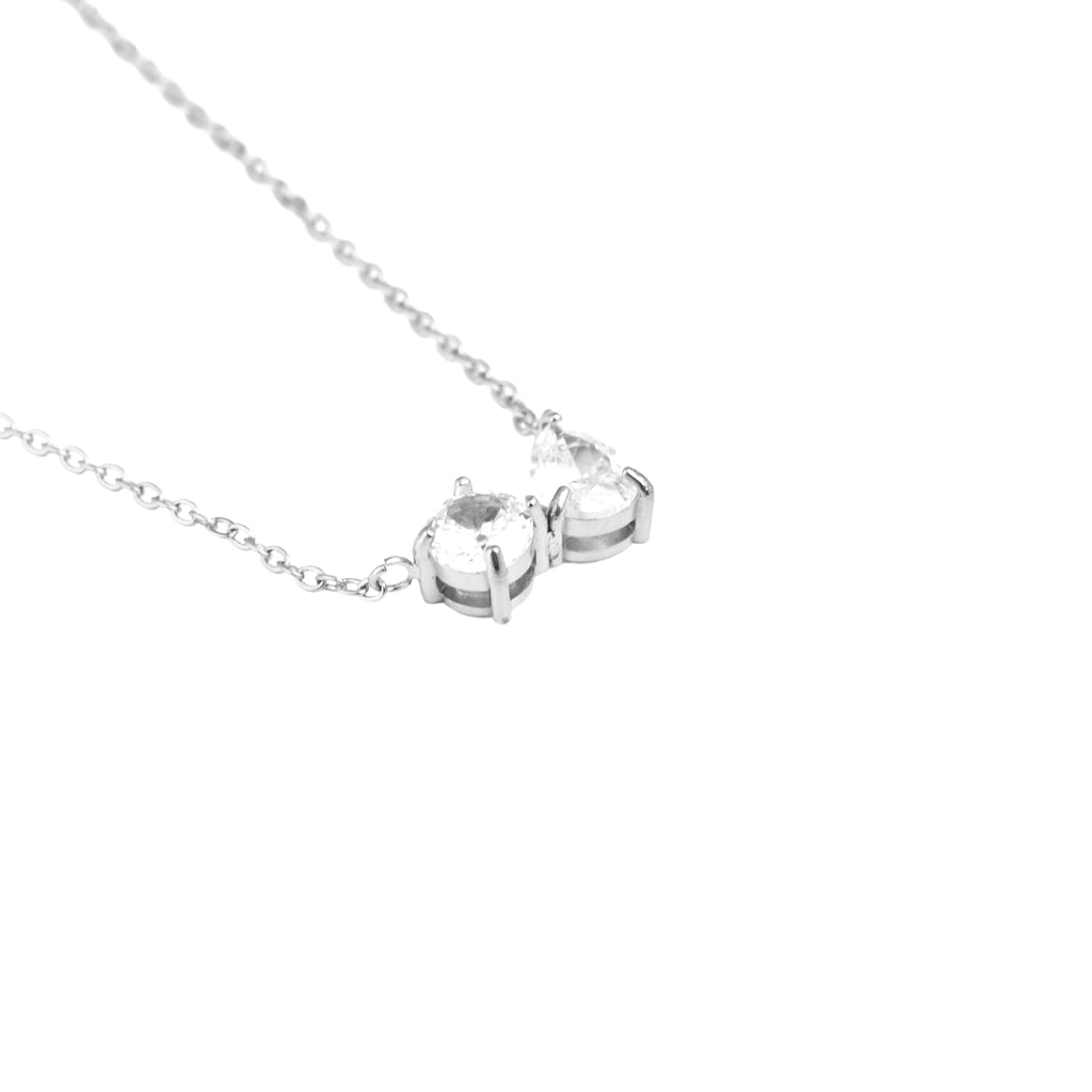 Amor Gemina Necklace Silver Detaljbild - Elegant Silverhalsband - AEDORA Jewelry

