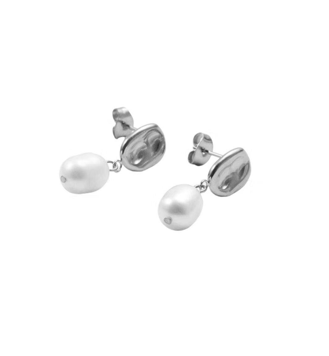 "Eleganta silverörhängen med pärlor från AEDORA Jewelry - Marina Pearl Drops"