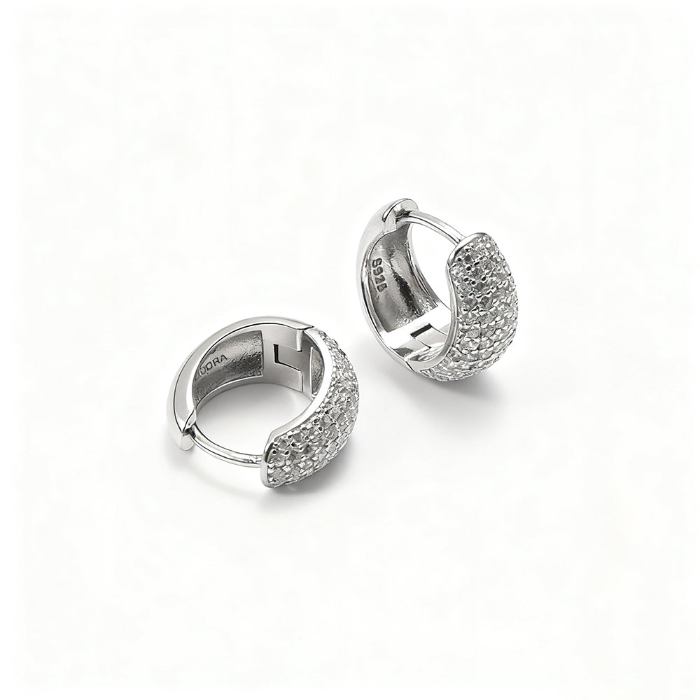 "Eleganta silverörhängen med pavé-stenar från AEDORA Jewelry - Lumen Pavé Earring"