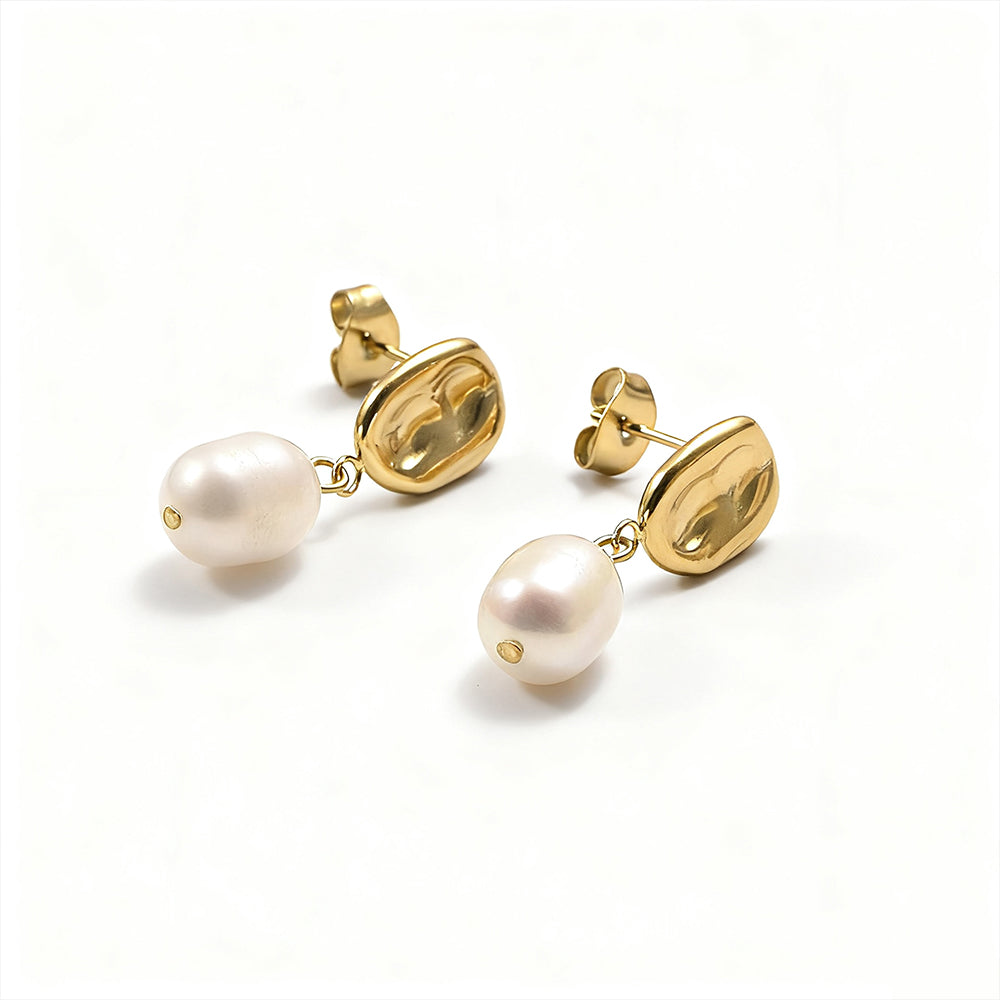 "Eleganta guldörhängen med pärlor från AEDORA Jewelry - Marina Pearl Drops i guld"