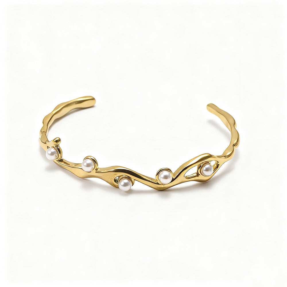 "Elegant guldarmband med pärlor från AEDORA Jewelry - Mirabel Pearl Bracelet i guld"