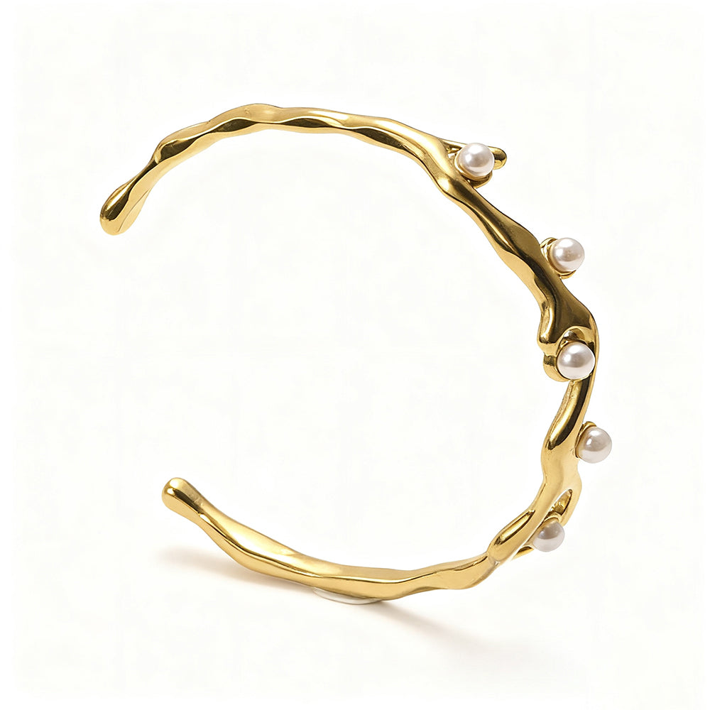 "Mirabel Pearl Bracelet i guld - detaljbild av pärlarmband - AEDORA Jewelry"