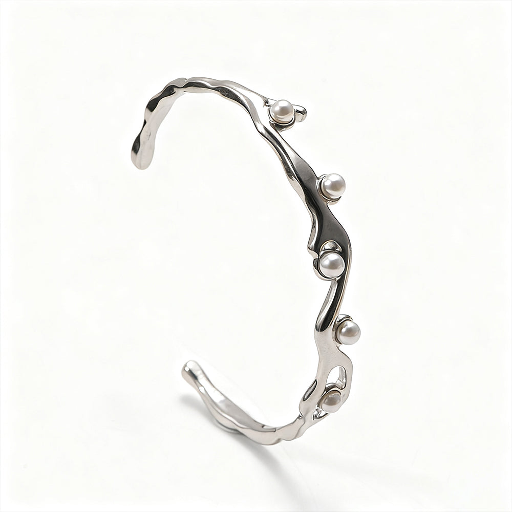 "Mirabel Pearl Bracelet i silver - detaljbild av pärlarmband - AEDORA Jewelry"